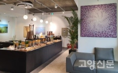 벽에는 푸른 파도, 창 너머 초록 숲… 그림·커피향 어우러진 갤러리카페