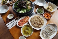 고향집 잔칫상처럼 푸근한 옛골시골밥상