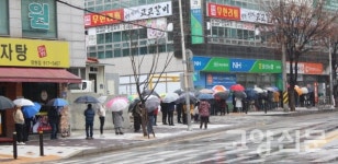 [포토뉴스] 마스크를 향한 긴 줄