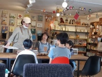 나무향기에 책과 커피 어우러진 감성 목공방
