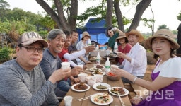 하늘 숲 흙의 정령이여… 자유농장에 머무소서