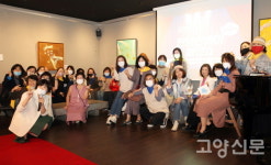 중년 여성 당당한 삶 향한 인생 런웨이 워킹