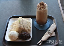 뜨개소품 감상하고 털실크림모카 맛보는 달달한 봄날