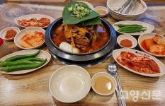 투툼한 살코기를 국물에 적셔 한입 토박이 감자탕