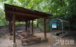 세 그루 소나무 마을 지나니 세 개의 왕릉 나타나네