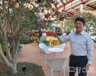 60년생 동백나무 아래서 즐기는 커피와 공연
