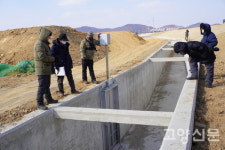 콘크리트 도로에 파묻힌 생태 둑방길 아, 공릉천 하구…