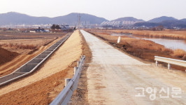 콘크리트 도로에 파묻힌 생태 둑방길 아, 공릉천 하구…