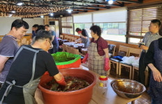 [독자 기고]  맛있는 김치 담가 이웃들에게 전했어요