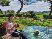 송포 지역의 소중한 쉼터가 되는 특별한 카페