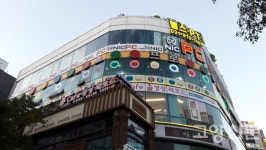 경성 모던보이가 마이크 잡고, 모던걸이 커피 내리고