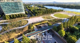 [포토] 일산에 폭 50미터 대형 육교 완성, 호수공원 낙조 감상 딱이네