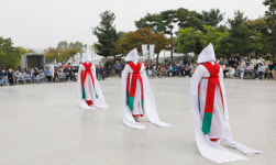 의식무를 무대예술로 승화합니다