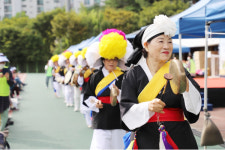 어르신 동심으로 물든 가을 운동장, 활기찬 덕양청춘운동회 열려