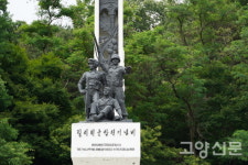 구멍 뚫린 철모, 녹슨 장갑차가 들려주는 그날