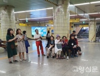 추석맞이 심금 울리는 대화역 아코디언 공연