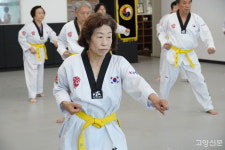 주먹 내지르고 기합 넣는 어르신들, 마음의 근력 키워요