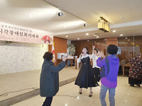 흰 지팡이와 점자 통해 시각장애인도 자립하고 성취할 수 있어요