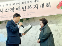 흰 지팡이와 점자 통해 시각장애인도 자립하고 성취할 수 있어요