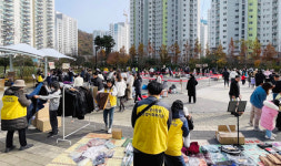 복지관 앞에 주민 돗자리 장터 열렸어요