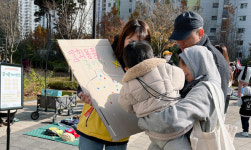 복지관 앞에 주민 돗자리 장터 열렸어요