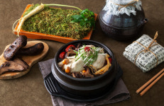 청년사장이 채취한 산약초로 우린 보양삼계탕