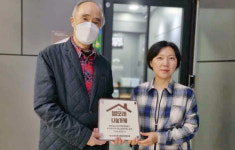 성사1동, 별모래 나눔가게에 현판 전달