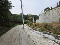성석동 95-1번지 도로 한가운데 전신주 길 밖으로 옮겼다