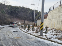 성석동 95-1번지 도로 한가운데 전신주 길 밖으로 옮겼다