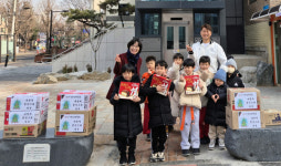 명지태권도 원생들 즉석밥·라면 트리 전달