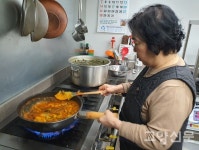 아들이 서빙하는 엄마 손맛 생선요리