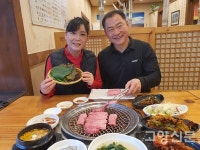 갓 수확한 채소와 한우로 차리는 밥상