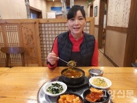 갓 수확한 채소와 한우로 차리는 밥상