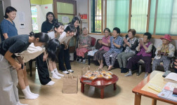원당중 학생들 어르신들에게 샌드위치 대접