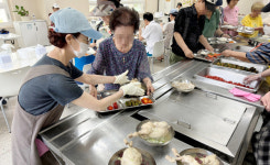 향동종합사회복지관 초복맞이 삼계탕 제공