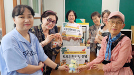 어르신들이 만든 모루인형키링, 아동센터 아이들 손에