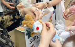 어르신들이 만든 모루인형키링, 아동센터 아이들 손에