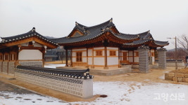 수백년 한옥 떠받들던 나무들… 전시관에 몸 누이고 관람객 맞이