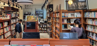 눈부신 오월, 신도시 천변에 책향기가 진동한다