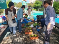 흙 만지니 옛 생각이 스르르