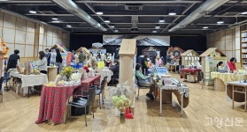 사람과 사람 이어주며 책이 피어난다