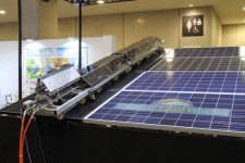 물과 공기 분사해 태양광 패널 청소