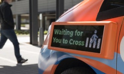 자율주행자동차에 LED 스크린 장착한 이유는?