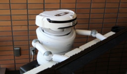 이상한 호텔은 왜 로봇을 절반으로 줄였나