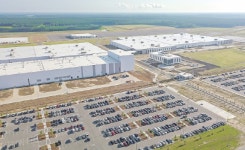 자동차 공장, 사람 손길을 필요로 한다