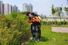화성 동탄 아르딤복지관, 웨어러블 재활로봇 엑소아틀레트 도입