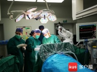 中, 파킨슨병 환자에 로봇 수술 실시