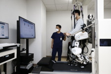 일산병원, 외골격형 보행재활로봇 워크봇 도입
