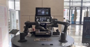 중국에 세계 첫 양팔 라떼아트 커피 로봇 바리스타 등장