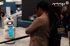 고양어린이박물관, AI 전시해설 로봇 로보캣, CES 2023서 소개